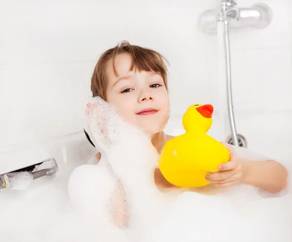 Ребёнок принимает ванну — стоковое фото