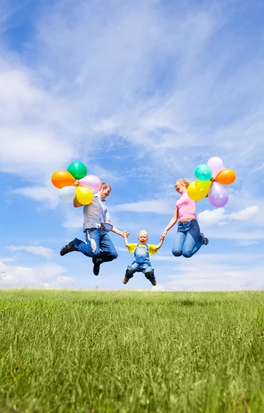 Mutlu Bir Atlama Aile Açık Bir Yaz Günü Balonları — Stok fotoğraf