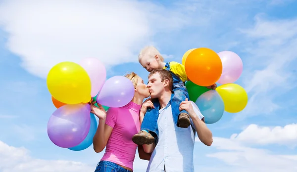 幸福的家庭有着气球室外上夏日里的一天 — 图库照片