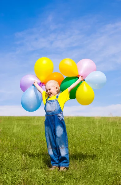 Bir Yaz Gününde Açık Balonlarla Mutlu Dört Yaşında Bir Çocuk — Stok fotoğraf