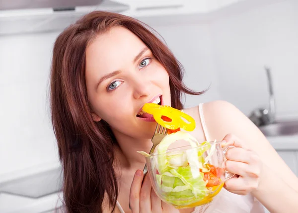 Mulher comendo salada — Fotografia de Stock