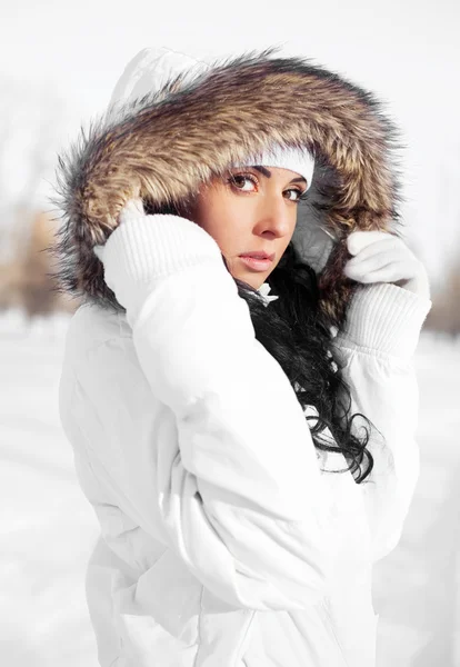 屋外の暖かい冬の服を着てかなり若いブルネットの女性 — ストック写真