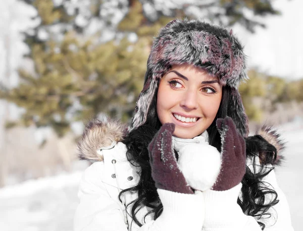 年轻漂亮的黑发女人在打雪球在冬天室外 — 图库照片