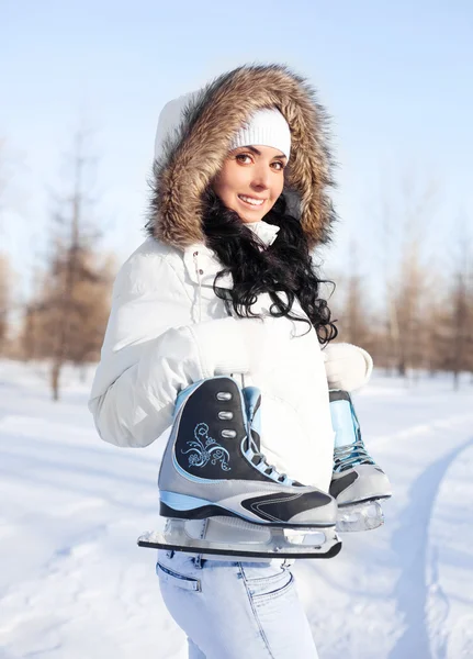 Güzel Esmer Kız Sıcak Kış Kıyafetleri Buz Pateni Için Gidiş — Stok fotoğraf