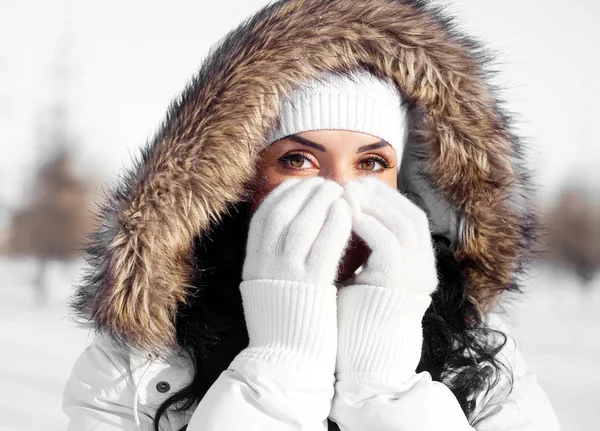 Αρκετά Νεαρή Μελαχρινή Γυναίκα Φοράει Ζεστά Χειμωνιάτικα Ρούχα Υπαίθρια Κλείνοντας — Φωτογραφία Αρχείου