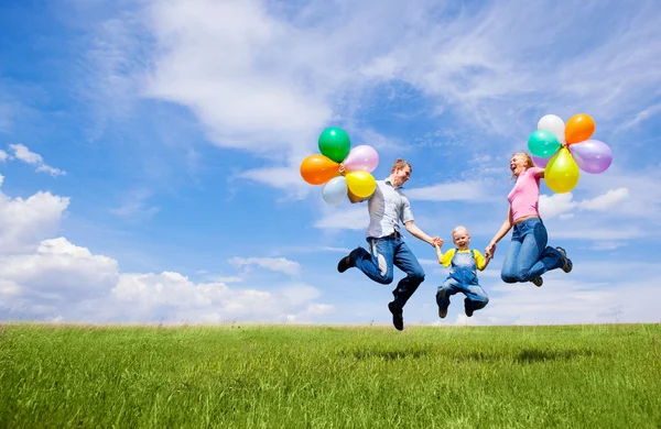 与气球户外夏日欢乐跳跃家庭 — 图库照片