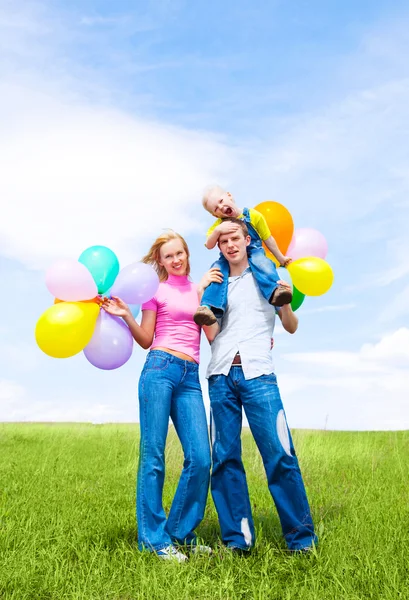 Gelukkige Familie Met Ballonnen Buiten Een Zomerdag — Stockfoto