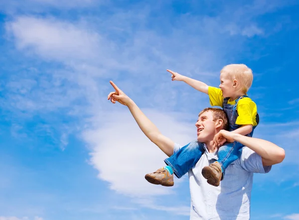 Glücklicher Vater Und Sein Sohn Mit Luftballons Einem Sommertag — Stockfoto