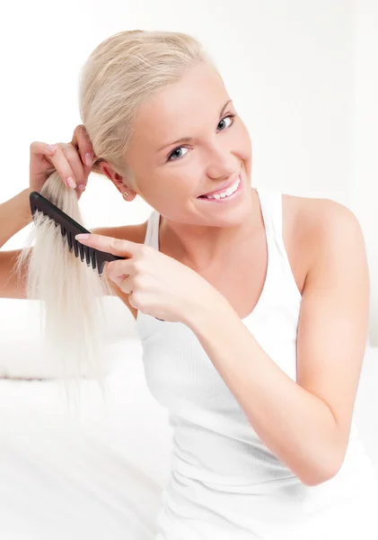 Femme brossant les cheveux — Photo