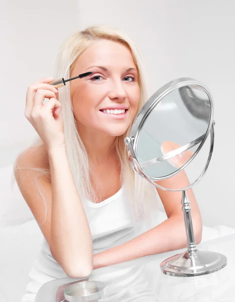 Woman applying mascara — Stock Photo, Image