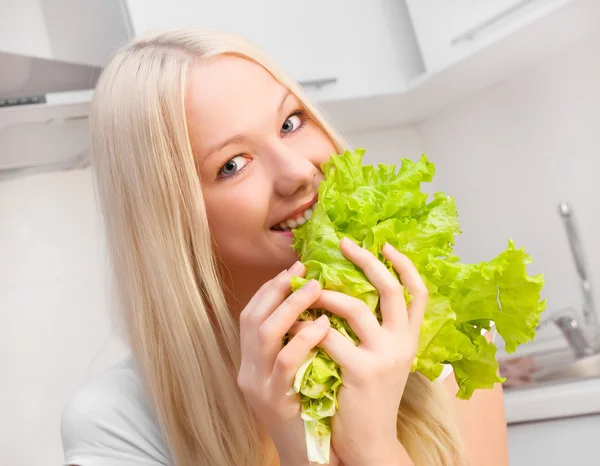 Linda Jovem Loira Comendo Salada Cozinha Casa — Fotografia de Stock