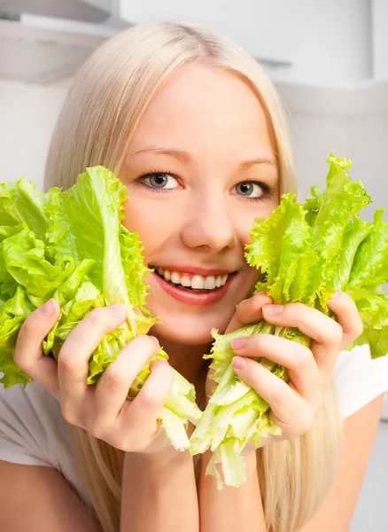 Linda Jovem Loira Comendo Salada Cozinha Casa — Fotografia de Stock