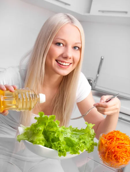 Güzel Bir Genç Kadın Evde Mutfakta Salata Yemek — Stok fotoğraf
