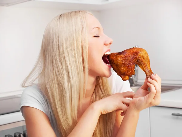 Beautiful Young Blond Woman Eating Chicken Kitchen Home — Stock Photo, Image