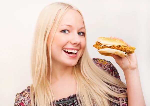 Frau isst einen Hamburger — Stockfoto