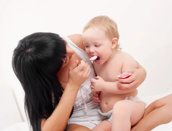 Mutlu Genç Anne Bebeğini Yoğurt Ile Besleme — Stok fotoğraf