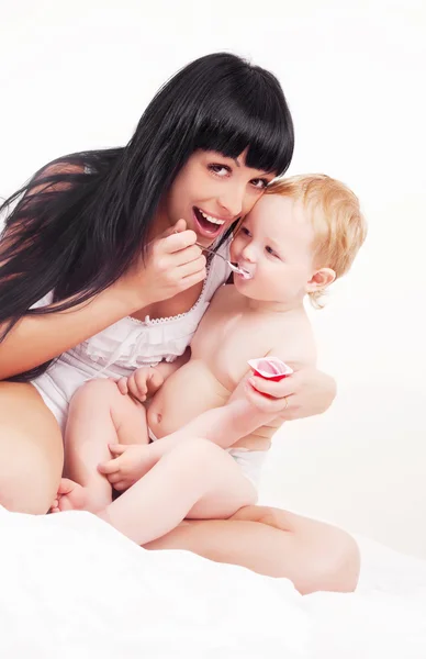 Jovem Mãe Feliz Alimentando Seu Bebê Com Iogurte — Fotografia de Stock