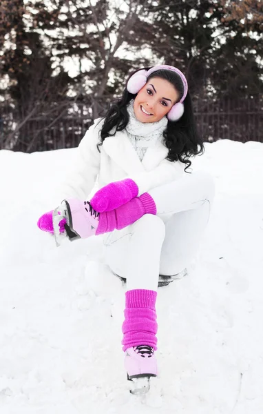 Ευτυχής Όμορφη Κοπέλα Φορώντας Ζεστό Χειμώνα Ρούχα Πατινάζ Στον Πάγο — Φωτογραφία Αρχείου