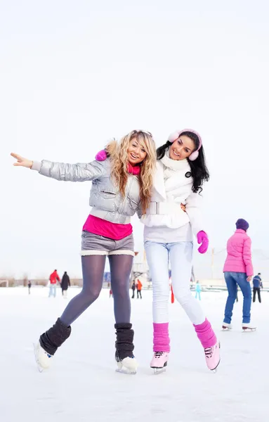 Δύο Όμορφα Κορίτσια Παγοδρομία Υπαίθρια Μια Ζεστή Μέρα Του Χειμώνα — Φωτογραφία Αρχείου