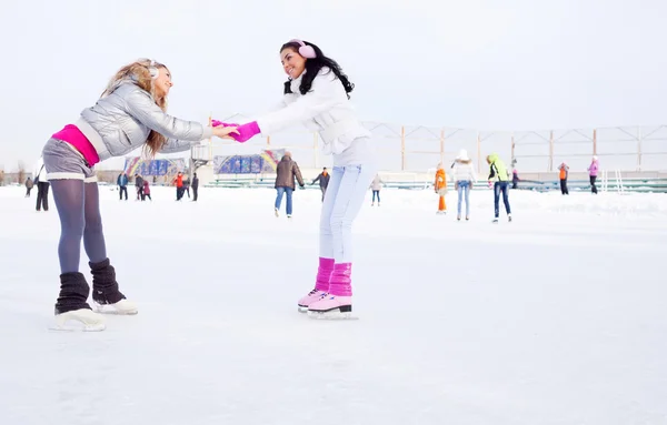 Δύο Όμορφα Κορίτσια Παγοδρομία Υπαίθρια Μια Ζεστή Μέρα Του Χειμώνα — Φωτογραφία Αρχείου