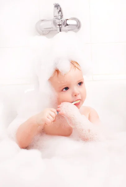 宝宝刷牙 — 图库照片