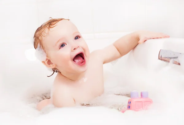Ребенок принимает ванну — стоковое фото