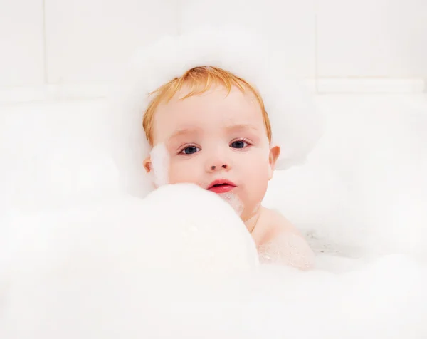 Bebé tomando un baño — Foto de Stock