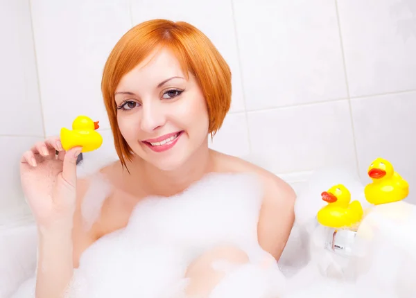 Meisje dat een bad neemt — Stockfoto