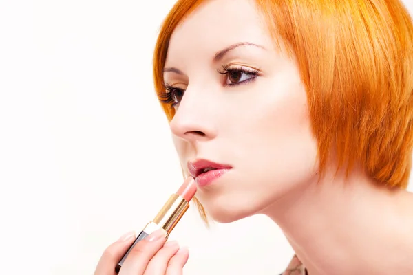 Vrouw die lippenstift aanbrengt — Stockfoto