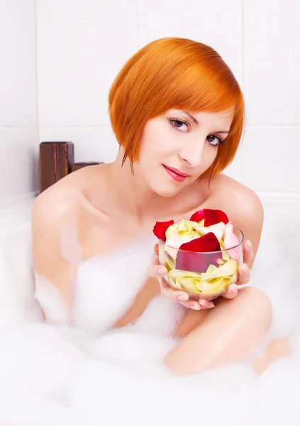 Chica tomando un baño — Foto de Stock