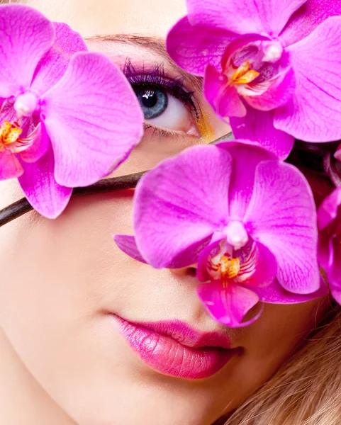 Orkide olan kadın — Stok fotoğraf