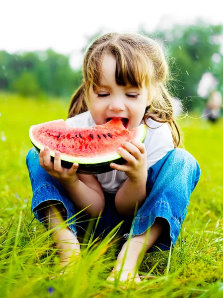 Meisje eten watermeloen Stockfoto