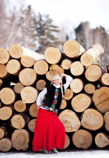 Krásná žena s dřevo — Stock fotografie