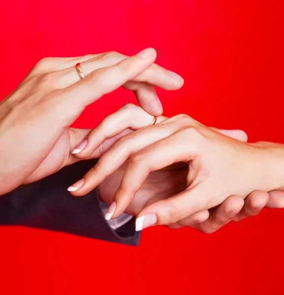 Mãos de uma noiva e um noivo — Fotografia de Stock