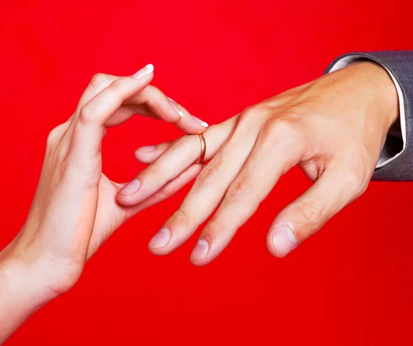 Las manos de una novia y un novio — Foto de Stock