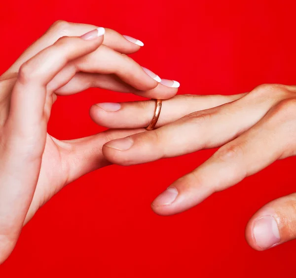 Las manos de una novia y un novio —  Fotos de Stock