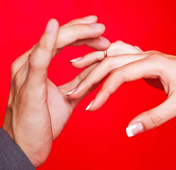 Las manos de una novia y un novio — Foto de Stock