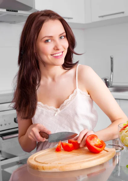 Vrouw snijden tomaten — Stockfoto