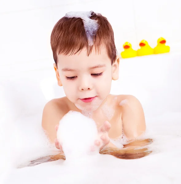 Junge nimmt ein Bad — Stockfoto
