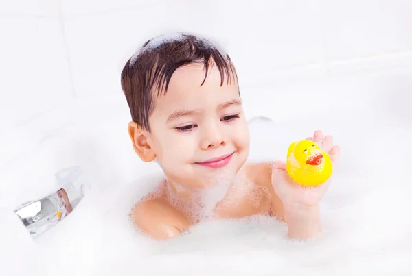 男孩洗澡 — 图库照片