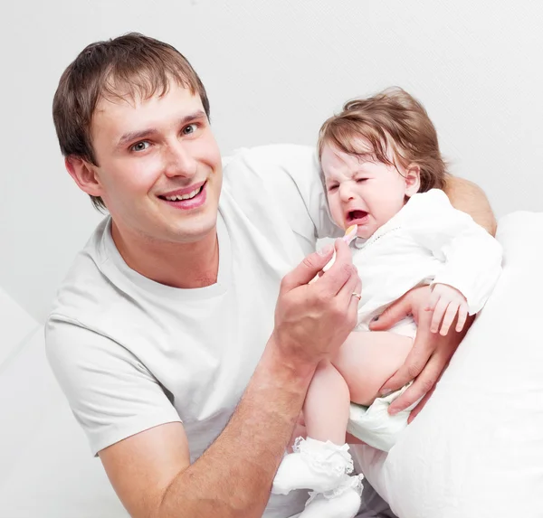 Padre nutrendo figlia — Foto Stock