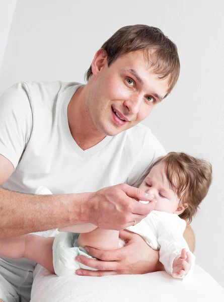 Father feeding daughter — Stock Photo, Image