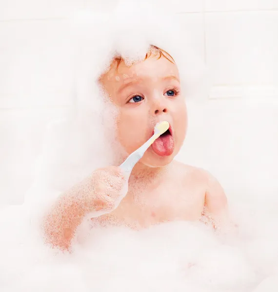 Bebek diş fırçalama — Stok fotoğraf