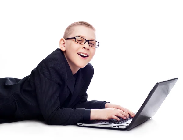 Niño con un ordenador portátil —  Fotos de Stock