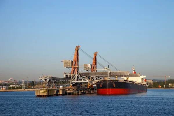 Loading of coal on ship — Stock Photo, Image