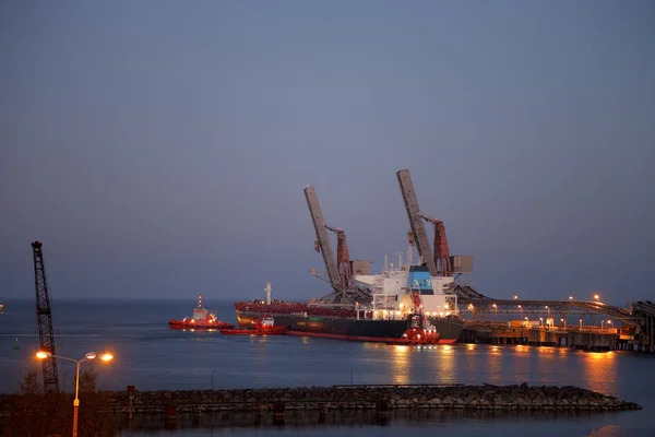 Ночная работа в порту — стоковое фото