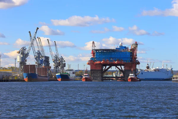 Plataforma de reboque no porto — Fotografia de Stock