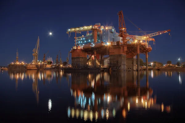 Ropné plošiny v loděnicích — Stock fotografie