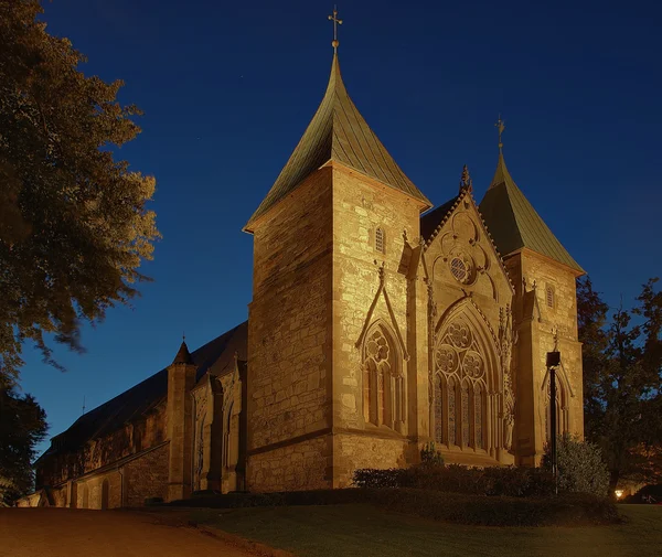 Catedral à noite em Stavanger, Noruega . — Fotografia de Stock