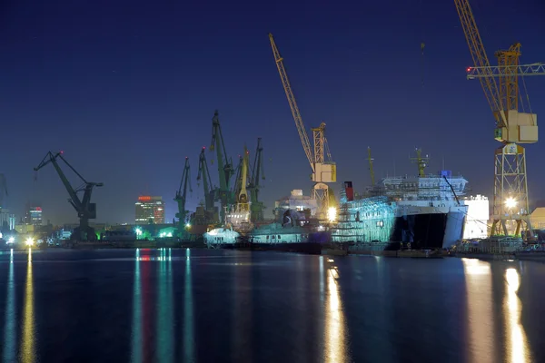 Суднобудівний завод Гданська вночі — стокове фото